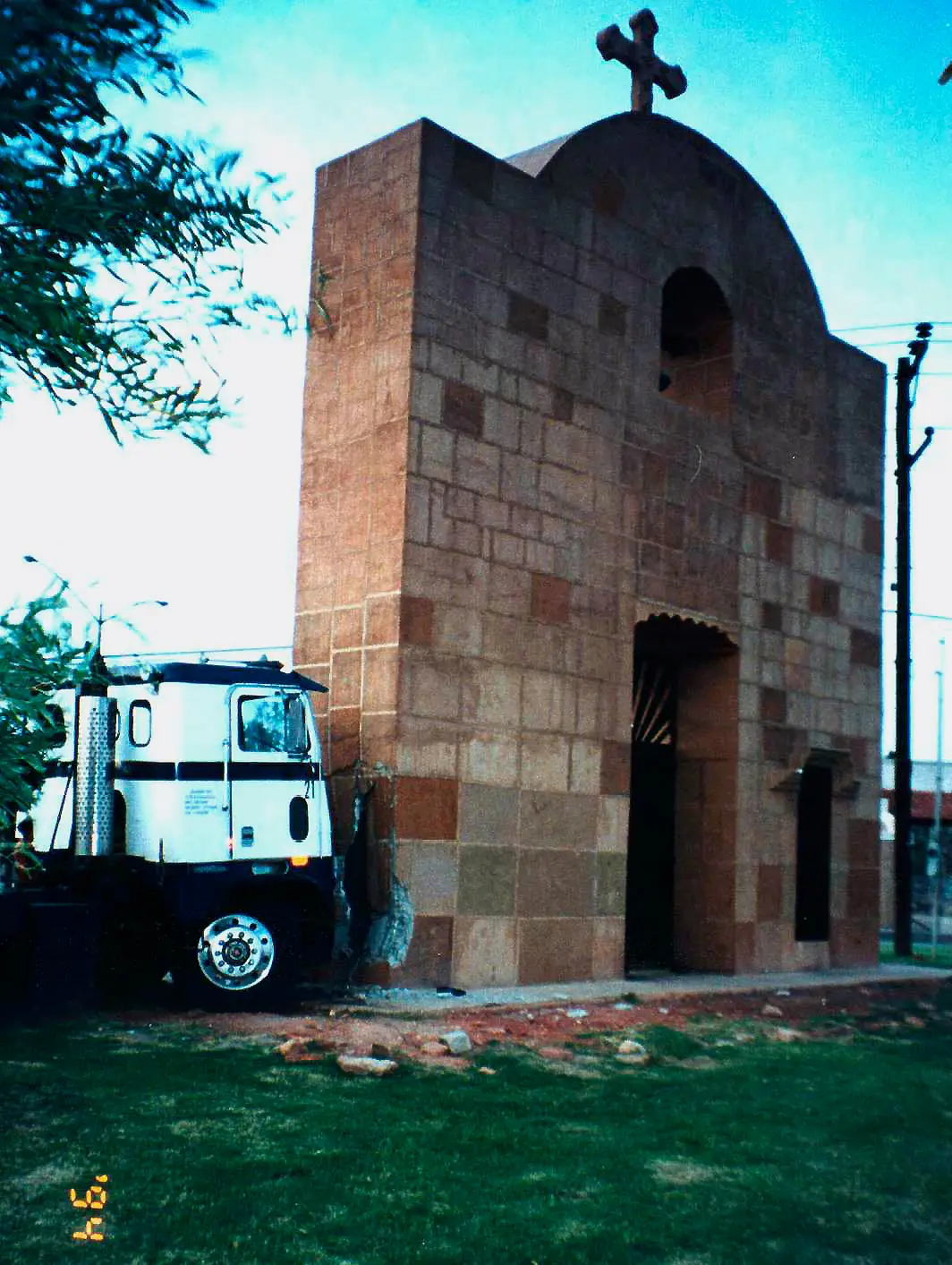 Фото последствий столкновения грузовика с монументом выполненным из ж/б сэндвич-панели Tridipanel (Мексика)