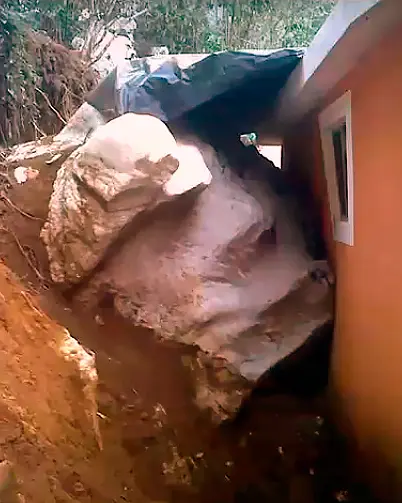 Дом из ж/б панели несъёмной опалубки SCIP без серьезных повреждений выдержал удар скатившегося с горы огромного камня